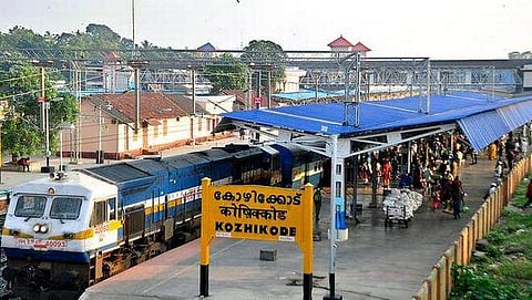 കോഴിക്കോട് റെയില്‍വേ സ്‌റ്റേഷനില്‍ ബോംബെന്ന് വ്യാജസന്ദേശം: ആളെത്തിരഞ്ഞ് പൊലീസ്