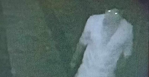 പുലര്‍ച്ചെ മതില്‍ ചാടി കടന്ന് ബാറിനകത്ത്; 117 കുപ്പി ബിയറുമായി മുങ്ങി; കൊല്ലത്തെ യുവാവിനെ പൊലീസ് വെറുതെ വിട്ടു; വിവാദം