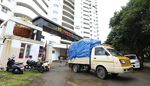 മരട് ഫ്ളാറ്റ്: സമയപരിധി അവസാനിച്ചു, ഒഴിഞ്ഞത് 243 ഉടമകൾ, ഒഴിയാനുളളത് 83 കുടുംബങ്ങൾ; സാധനങ്ങൾ മാറ്റുന്നത് പുരോ​ഗമിക്കുന്നു 