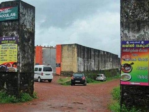 കാക്കനാട് ജയിലില്‍ സംഘര്‍ഷം; ഉദ്യോഗസ്ഥരെ തടവുകാര്‍ ആക്രമിച്ചു