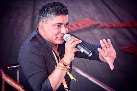 'വല്ലാതെ പൊള്ളിക്കുന്നു; മേനോന്‍ എന്ന ജാതിവാല് എന്റെ പേരില്‍ നിന്നും ഇതിനാല്‍ ഉപേക്ഷിക്കുന്നു'