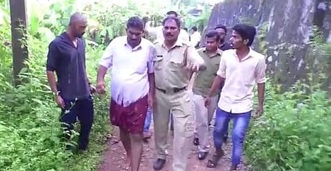 എന്‍കെ പ്രേമചന്ദ്രന്റെയും കുഞ്ഞാലിക്കുട്ടിയുടെയും പേരില്‍ ജോലി തട്ടിപ്പ്;  വെട്ടിച്ചത് ലക്ഷങ്ങള്‍, പ്രതിയെ ഓടിച്ചിട്ട് പിടിച്ചു
