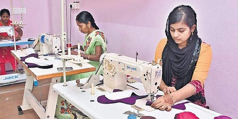 പാഡ്മാന്റെ നാട്ടില്‍ നിന്നൊരു പാഡ് വുമണ്‍; അലര്‍ജിയില്‍ നിന്ന് രക്ഷനേടാന്‍ കോട്ടന്‍ സാനിട്ടറി പാഡുകള്‍ നിര്‍മ്മിച്ച് പതിനെട്ടുവയസ്സുകാരി