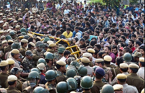 ജെഎന്‍യു ഹോസ്റ്റല്‍ ഫീസ് വര്‍ധന പിന്‍വലിച്ചു; സമരം തുടരുമെന്ന് വിദ്യാര്‍ഥികള്‍