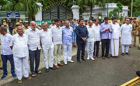 കര്‍ണാടക : വിമത എംഎല്‍എമാരെ അയോഗ്യരാക്കിയ കേസില്‍ സുപ്രിംകോടതി വിധി ഇന്ന് ;  നിര്‍ണായകം