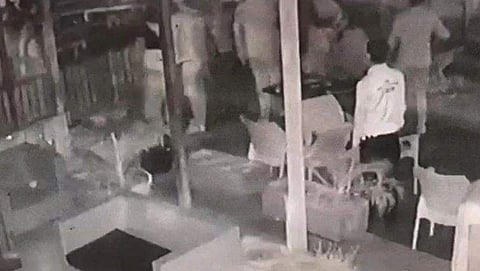 റസ്റ്റോറന്റില്‍ ഭാര്യയെ മോശമായി സ്പര്‍ശിച്ചു; ചോദ്യം ചെയ്ത ഭര്‍ത്താവിന്റെ തല അടിച്ചുപൊട്ടിച്ചു, ആക്രമണം അഴിച്ചുവിട്ട് യുവാക്കള്‍