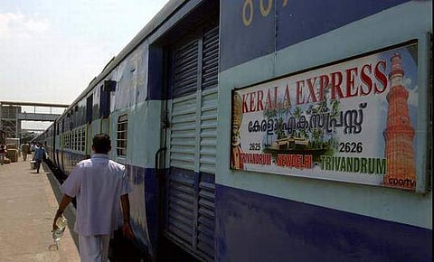 പാളം തെറ്റിയ കേരള എക്‌സ്പ്രസ് യാത്ര പുനരാരംഭിച്ചു ; ആറു മണിക്കൂറോളം വൈകി ഓടുന്നു
