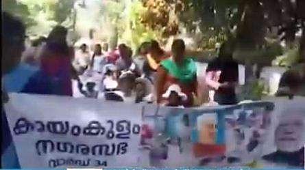 ശിശുദിനത്തില്‍ നെഹ്രുവിന് പകരം മോദിയുടെ ബാനര്‍; പ്രതിഷേധവുമായി അധ്യാപികമാരും രക്ഷിതാക്കളും; ഭീഷണിയുമായി ആലപ്പുഴ ബിജെപി ജില്ലാ സെക്രട്ടറി
