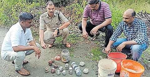 കയ്യാലപ്പൊത്തില്‍ ഒളിപ്പിച്ച നിലയില്‍ 14 ബോംബുകളും അരക്കിലോ വെടിമരുന്നും ; അന്വേഷണം