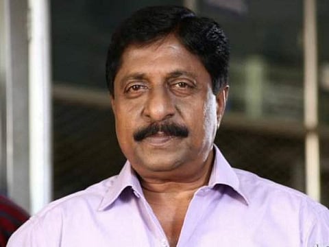 വിമാനത്തിൽ കയറുമ്പോൾ ദേഹാസ്വസ്ഥ്യം; ശ്രീനിവാസനെ ആശുപത്രിയിൽ പ്രവേശിപ്പിച്ചു
