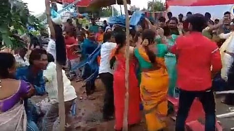 വരന്റെയും വധുവിന്റെയും വീട്ടുകാര്‍ തമ്മില്‍ കൂട്ടത്തല്ല്, മൂന്ന് പേര്‍ക്ക് പരിക്ക്; ഒന്നിച്ച് ജീവിക്കണമെന്ന് വധൂവരന്‍മാര്‍, വീഡിയോ