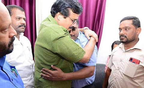 വിദ്യാഭ്യാസമന്ത്രി ഷെഹലയുടെ വീട്ടിലെത്തി ; കുറ്റക്കാര്‍ക്കെതിരെ കര്‍ശന നടപടിയെന്ന് ഉറപ്പ് ; കരിങ്കൊടി പ്രതിഷേധവുമായി യൂത്ത് കോണ്‍ഗ്രസും യുവമോര്‍ച്ചയും എംഎസ്എഫും