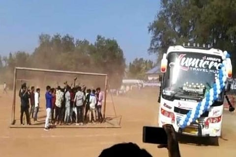 സ്‌കൂള്‍ ഗ്രൗണ്ടിലെ അഭ്യാസ പ്രകടനം; രണ്ട് ടൂറിസ്റ്റ് ബസുകള്‍ പിടിച്ചെടുത്തു, ഡ്രൈവര്‍മാര്‍ കസ്റ്റഡിയില്‍