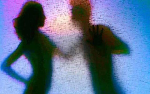 യുവതികളുടെ നഗ്‌നചിത്രങ്ങള്‍ വാട്‌സാപ്പില്‍, കുരുക്ക് , ഹണിട്രാപ്പില്‍പ്പെട്ട് മുന്‍മന്ത്രിക്ക് പോയത് 10 കോടി ; രണ്ട് എംഎല്‍എമാരടക്കം നിരവധിപേര്‍ കുടുങ്ങി