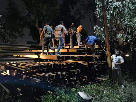 നായയെ രക്ഷിക്കാന്‍ ഏഴുമണിക്കൂര്‍ രക്ഷാദൗത്യം, കൂട്ടിയിട്ട റെയിലുകള്‍ നീക്കി മുന്നേറിയ രക്ഷാപ്രവര്‍ത്തകര്‍ ഞെട്ടി!, ഒന്നിന്റെ സ്ഥാനത്ത് മൂന്ന് (ചിത്രങ്ങള്‍)