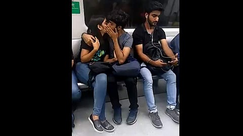 മെട്രോ യാത്രയ്ക്കിടെ കമിതാക്കളുടെ ലിപ് ലോക്ക്; വീഡിയോ