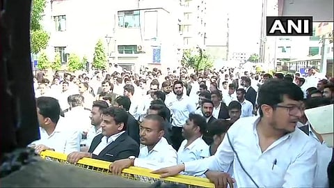 കോടതിയുടെ ​ഗെയ്റ്റ് ചങ്ങലയിട്ട് പൂട്ടി അഭിഭാഷകർ; തള്ളിത്തുറക്കാൻ നാട്ടുകാർ; കാണികളായി പൊലീസ്; ഡൽഹിയിൽ സംഘർഷം