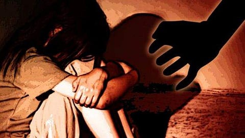 കൊച്ചിയില്‍ 12കാരിയെ സഹായിയെക്കൊണ്ട് പീഡിപ്പിച്ചു, ദൃശ്യങ്ങള്‍ പകര്‍ത്തി ഭീഷണി; ദമ്പതികള്‍ അറസ്റ്റില്‍