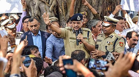 പ്രകോപനവുമായി വീണ്ടും അഭിഭാഷകർ; ഡല്‍ഹി പൊലീസ് കമ്മീഷണര്‍ക്ക് വക്കീല്‍ നോട്ടീസ്