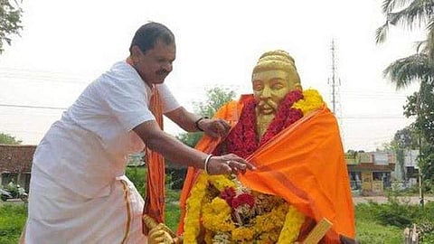 തിരുവള്ളുവറുടെ പ്രതിമയില്‍ കാവി പുതപ്പിച്ചു;  ഭസ്മം പുരട്ടിയും രുദ്രാക്ഷം ചാര്‍ത്തിയും ഹിന്ദു മക്കള്‍ കച്ചി