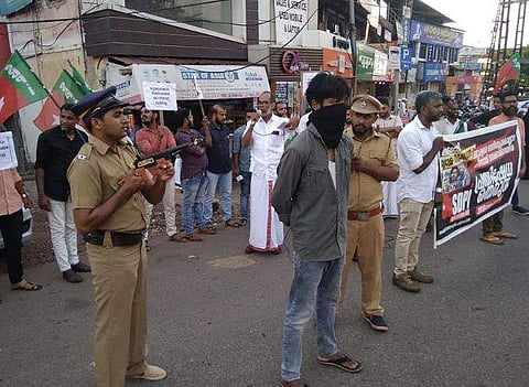 പൊലീസ് വേഷത്തില്‍ തോക്കിന്റെ മാതൃകയുമായി പ്രകടനം ; എസ്ഡിപിഐ പ്രവര്‍ത്തകര്‍ കുടുങ്ങി, കേസ്