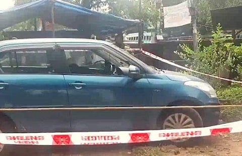 നഗരമധ്യത്തില്‍ കാറിനുളളില്‍ ഉദ്യോഗസ്ഥന്റെ മൃതദേഹം; അന്വേഷണം 