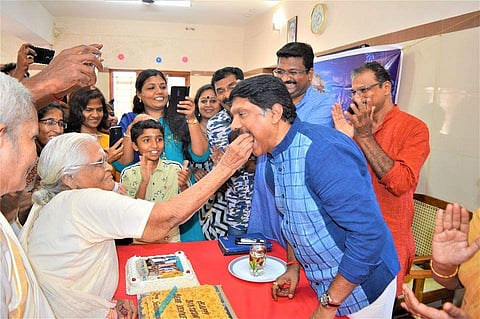 തോര്‍ത്തിനറ്റത്ത് തുന്നിപ്പിടിപ്പിച്ച പൂക്കളും ന്യൂസ് പേപ്പര്‍ കൊണ്ടുണ്ടാക്കിയ സമ്മാനങ്ങളും...; പിറന്നാള്‍ ആഘോഷം വൃദ്ധസദനത്തില്‍, ജി വേണുഗോപാലിന്റെ ഹൃദ്യമായ കുറിപ്പ്