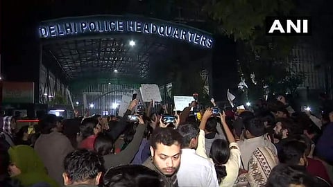 പൊലീസ് ആസ്ഥാനം ഉപരോധിച്ച് ജെഎൻയു വിദ്യാർത്ഥികൾ; ജാമിയക്ക് പിന്നാലെ അലി​ഗഢിലും സംഘർഷം