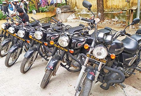 ചെങ്ങന്നൂര്‍ റെയില്‍വെ സ്റ്റേഷനില്‍ വാടകയ്ക്ക് നല്‍കാന്‍ വച്ചിരിക്കുന്ന ബൈക്കുകള്‍