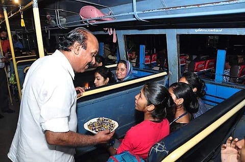 വിദ്യാര്‍ത്ഥികള്‍ സുരക്ഷിതരായി കേരള മണ്ണില്‍; മധുരം നല്‍കി സ്വീകരിച്ച് മന്ത്രി: (വീഡിയോ)