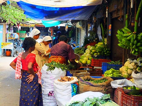'കാലമ്മാരേ നീയക്ക തൊണ്ണൂറാം കുരുപൊക്കി തെണ്ട വായ്ക്കരിയിട്ട് നിന്റേക്ക അമ്മച്ചിമാര്‍ക്ക് ഒതവാത പോട്ടെ'