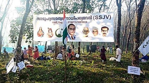 ചെറുവള്ളി എസ്റ്റേറ്റില്‍ കുടില്‍കെട്ടി സമരക്കാര്‍; പൊളിച്ചുമാറ്റി പൊലീസ്