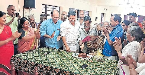 ഇതാദ്യം; വൃദ്ധസദനത്തിലെ ഈ കേക്ക് മുറിക്കലിന് ജീവിതത്തിന്റെ തിരുമധുരം; മറ്റന്നാള്‍ കല്യാണം