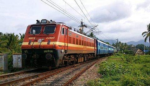 ട്രാക്കില്‍ മണ്ണിടിഞ്ഞു വീണു; കോട്ടയം വഴിയുള്ള ട്രെയിന്‍ ഗതാഗതം തടസപ്പെട്ടു