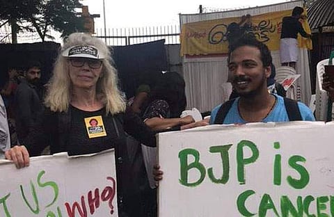യാനെ മെറ്റെ ജോണ്‍സന്‍ കൊച്ചിയിലെ പ്രതിഷേധത്തിനിടെ