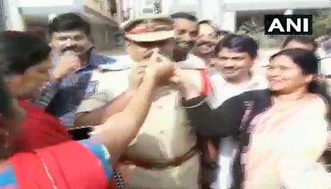 'ഡിസിപി സിന്ദാബാദ്': പൊലീസിന് മുദ്രാവാക്യം വിളിച്ചും തോളിലേറ്റിയും നാട്ടുകാര്‍, മധുര വിതരണം, ആഹ്ലാദപ്രകടനം ( വീഡിയോ)