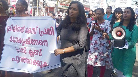 സദാചാര ഗുണ്ടായിസം: എം രാധാകൃഷ്ണനെ സസ്‌പെന്റ് ചെയ്തു