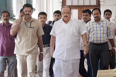വിധി എതിരാകാന്‍ സാധ്യത; എഫ്‌ഐആറുകള്‍ പിന്‍വലിക്കണമെന്ന ഹര്‍ജികളില്‍ നിന്ന് തോമസ് ചാണ്ടി പിന്‍മാറുന്നു