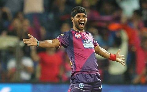 സ്‌ട്രെയ്റ്റ് ഡ്രൈവ് വന്നടിച്ചത് തലയില്‍, പേസര്‍ ദിന്‍ഡയ്ക്ക് ഗുരുതര പരിക്ക്