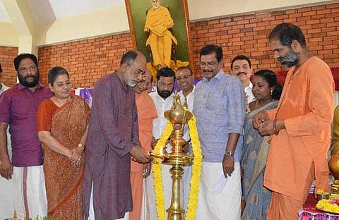 ഒറ്റയ്ക്കു തിരി തെളിച്ചത് ഹൈന്ദവ ശാസ്ത്രപ്രകാരം; മാധ്യമ പ്രവര്‍ത്തകര്‍ തോന്നുന്നത് എഴുതി വയ്ക്കരുതെന്ന് കണ്ണന്താനം