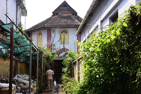 കറുത്തും വെളുത്തും ചുവന്നും കുറേ ജൂതന്മാര്‍ 