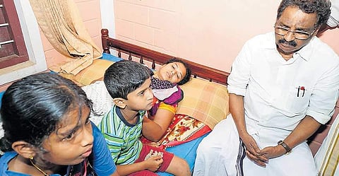 വസന്തകുമാറിന്റെ കുടുംബത്തിന് ഇരുപത്തിയഞ്ച് ലക്ഷം ധനസഹായം; കുട്ടികളുടെ പഠന ചെലവ് സര്‍ക്കാര്‍ ഏറ്റെടുക്കും, ഭാര്യയുടെ ജോലി സ്ഥിരപ്പെടുത്താനും മന്ത്രിസഭാ യോഗതീരുമാനം