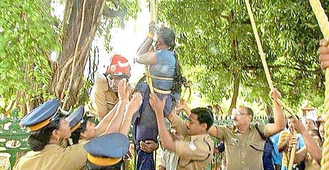 30 അടി ഉയരത്തിലെ മരത്തില്‍ കയറി ആത്മഹത്യാ ഭീഷണി; ഭയന്ന് വിറച്ചപ്പോള്‍ അഗ്നിരക്ഷാ സേന രക്ഷയ്‌ക്കെത്തി