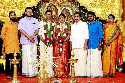വിവാഹസല്‍ക്കാരങ്ങള്‍ക്ക് വിട; ഡയാലിസിസ് യൂണിറ്റിന് രണ്ട് ലക്ഷം രൂപ നല്‍കി ദമ്പതികള്‍; യുവാക്കള്‍ ഈ മാതൃക പിന്തുടരട്ടെയെന്ന് എംബി രാജേഷ്