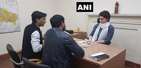 പോരിനൊരുങ്ങി കോണ്‍ഗ്രസ്; പ്രിയങ്ക ചുമതലയേറ്റു
