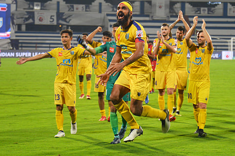 കോച്ചുകള്‍, കളി, കളിക്കാര്‍, കാണികള്‍...: സേതു എഴുതുന്നു
