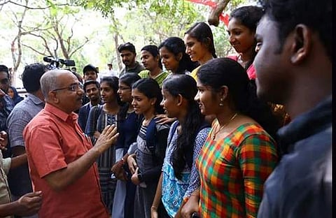 അതായിരുന്നു ഞാന്‍ ആദ്യം വിളിച്ച മുദ്രാവാക്യം; മഞ്ഞപ്പൂക്കളും മയില്‍പ്പീലിത്തുണ്ടുകളുമുള്ള ക്യാംപസ് ഓര്‍മകളിലേക്കിറങ്ങി എ പ്രദീപ് കുമാര്‍