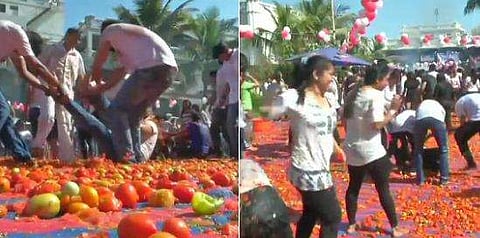 ഗുജറാത്തില്‍ തക്കാളി വാരിയെറിഞ്ഞ് ഹോളി ആഘോഷം (വീഡിയോ)