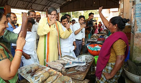 ആ വാക്കിന്റെ അർഥം അതല്ല; തന്റെ ഇം​ഗ്ലീഷ് മനസിലാക്കാൻ ഇടതുപക്ഷക്കാർ ബുദ്ധിമുട്ടുകയാണെന്ന് ശശി തരൂർ
