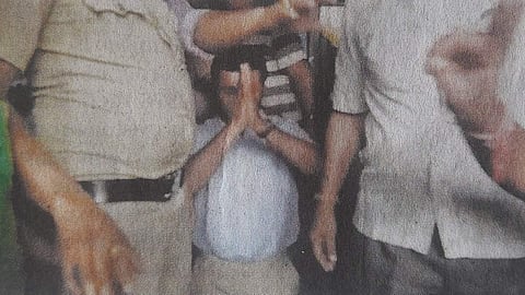 ഇമ്രാൻ ഖാനെ പുകഴ്ത്തി ഫെയ്സ്ബുക്കിൽ പോസ്റ്റ്​; കോളജ് പ്രൊഫസറെ മുട്ടിൽ നിർത്തി മാപ്പ് പറയിച്ച് പ്രതിഷേധക്കാർ (വീഡിയോ)